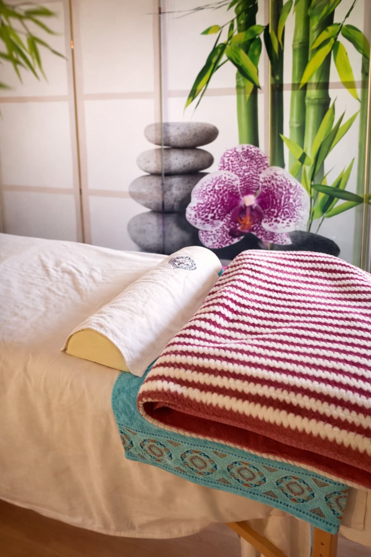 Massagepraxis Wellness Oberlausitz, Oderwitz Vorbereiteter Massagetisch in ruhiger Atmosphäre – Wellness Oberlausitz, Oderwitz