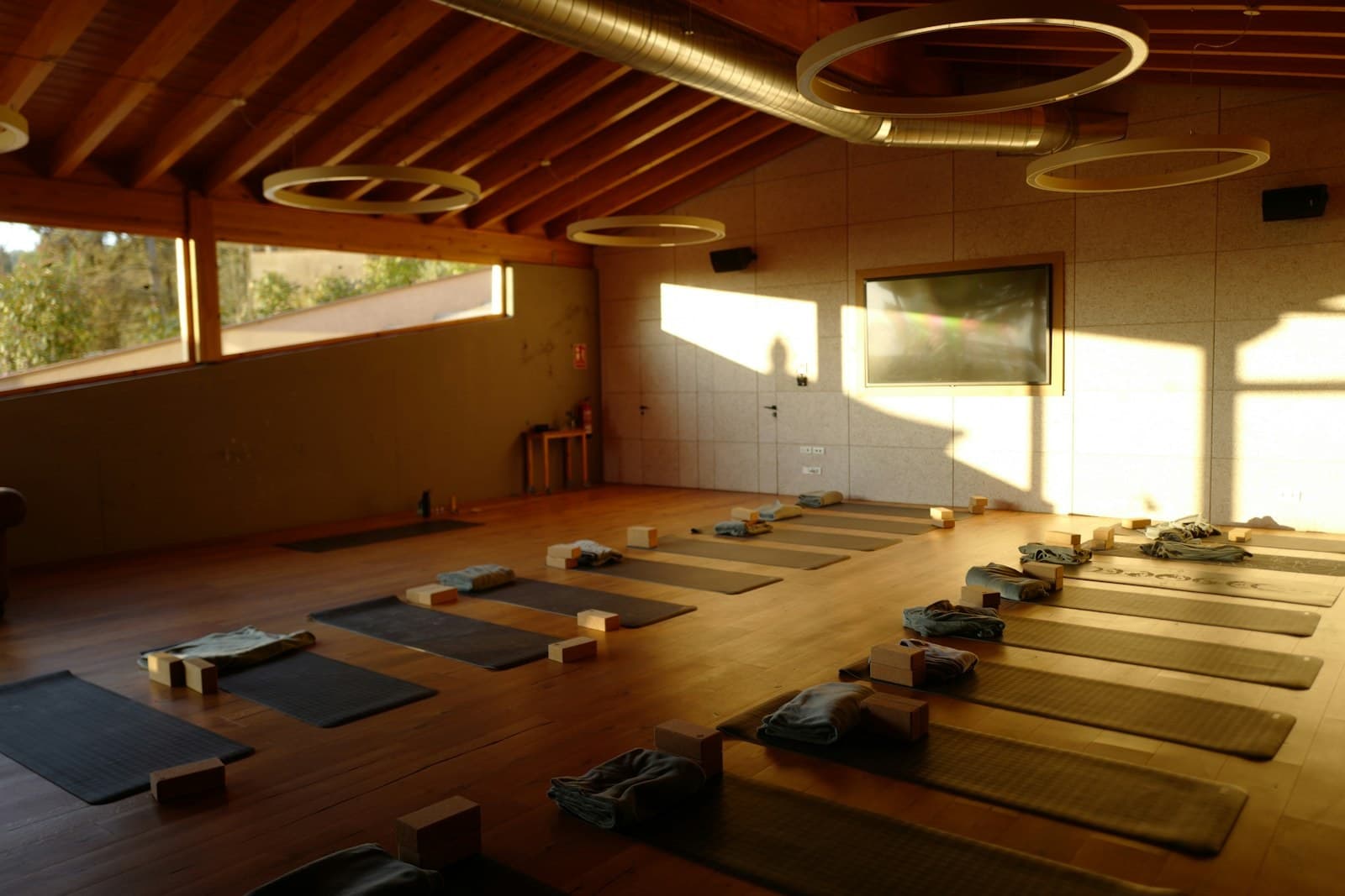 Heller, ruhiger Yoga-Raum